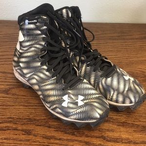 Under armour clutchfit youth sz 6 football cleats